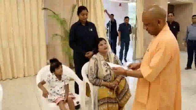 डॉक्टर बनने का सपना देख रही युवती ने दाखिले के लिए सीएम योगी से मांगी मदद

लखनऊ#politics