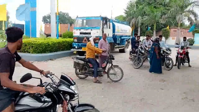 अंबेडकर नगर..
नो हेलमेट नो पेट्रोल का हो रहा जबरदस्त असर पेट्रोल टंकी मालिकों को करना पड़ रहा भारी मुश्किलों का सामना।
आज से पूरी यूपी में चल रहा महाभियांन हेलमेट नहीं तो पेट्रोल नहीं।