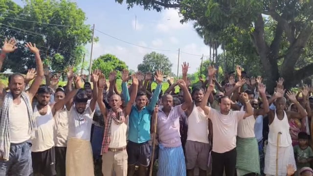 खेल मैदान की जमीन को बंदोबस्त करने पर ग्रामीणों ने जताया विरोध, जिलाधिकारी को देंगे आवेदन।