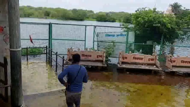 राधा रानी मानसरोवर में हुआ जल भराव प्रशासनिक अधिकारियों ने कराये रास्ते बंद 