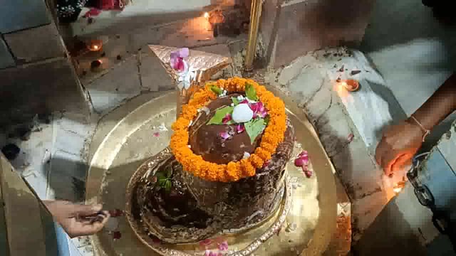 मेरठ बहसूमा थाना क्षेत्र सैफपुर फिरोजपु में सितंबर के पहले सोमवार को शिव मंदिर पर शिव भक्तों में जल अभिषेक किया