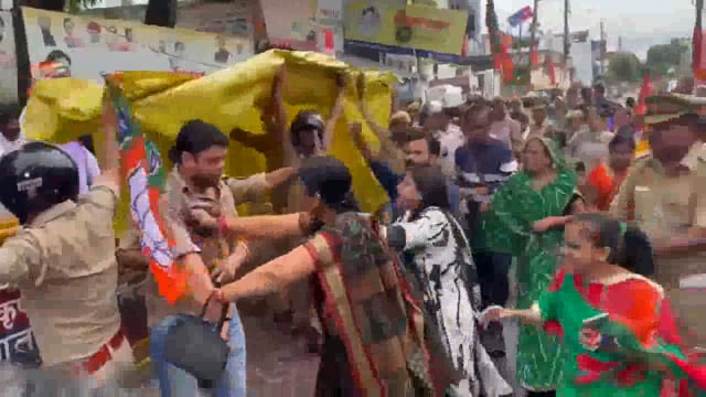 हरदोई में कांग्रेस कार्यालय के बाहर भाजपा महिला कार्यकर्ताओं के विरोध प्रदर्शन से तनाव
#politics