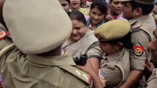 बहराइच में कांग्रेस कार्यालय के बाहर भाजपा महिला मोर्चा का विरोध प्रदर्शन, तनाव बढ़ा

बहराइच, उत्तर प्रदेश - बहराइच में भाजपा महिला मोर्चा#politics