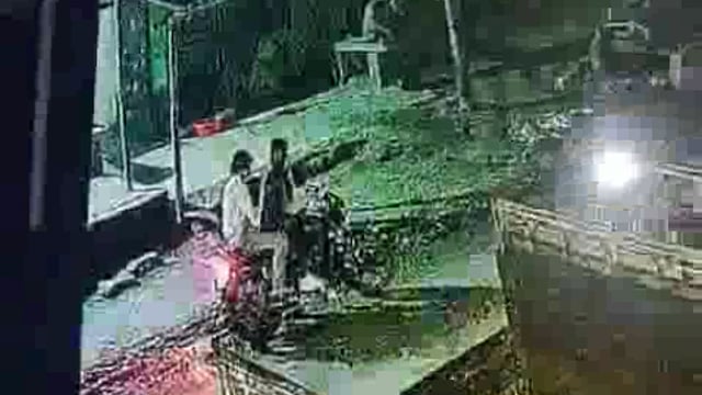 उत्तर प्रदेश - सद्दाम नाम का एक व्यक्ति हत्या के प्रयास में बाल-बाल बच गया, जब मोटरसाइकिल सवार दो हमलावरों ने उस पर तीन गोलियां चलाईं। यह घटना, जो#politics