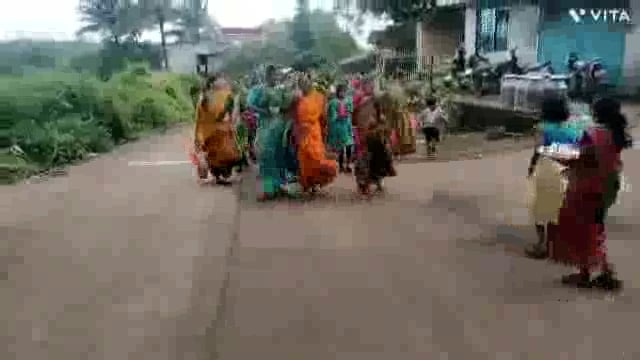 सोनपावलांनी गौराई व शंकरोबा आगमन ग्रामीण व शहरी भागात पारंपरिक वाद्यांच्या गजरात घरी आणुन मनोभावे पुजा अर्चा करून आरास क