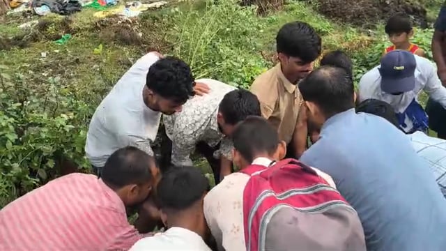 मेरठ रामराज में गौ माता नाले में फंस गई थी जिसका रेस्क्यू गौ सेवा टीम द्वारा किया गया