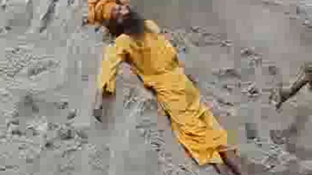 शारदा पुल के पास बालू पर लेटकर बाबा रामप्रसाद ने किया विरोध प्रदर्शन