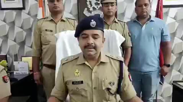 ➡️.....आगरा : पुलिस की गिरफ्त में आया काले जादू का सौदागर

जादू से घर में सोना निकालने का करता था दावा जाल में फंसी महिला, घर से निकाले मिट्टी के घड़े
पीड़ित परिवार से ठग ले गया लाखों रुपए
पुलिस से शिकायत के बाद गिरफ्त में आरोपी आया
कब्जे से 2.90 लाख कैश, जादू की किताब बरामद
साथ ही आरोपी से आभूषण, कलश, मोबाइल भी मिले
उड़ीसा का रहने वाला है शातिर ठग
 DCP ईस्ट ने प्रेस वार्ता कर किया खुलासा
आगरा के थाना डौकी क्षेत्र का मामला