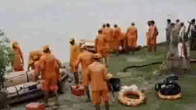 बनबसा बैराज से लगातार पानी रिलीज‌ होने के कारण पलिया-भीरा मार्ग स्थित रपटा पुल पर आया पानी, आवागमन में परेशानी