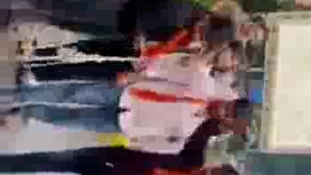 ➡️.....मेरठ -बाराबंकी पुलिस के विरोध में एबीवीपी का खतरनाक प्रदर्शन, पुलिस का पुतला जलाकर आग के गोले इधर-उधर फेंके
पुलिस को पास आने से रोकने के लिए खतरनाक हरकत, जलते पुतले पर लाठियां मारकर आग इधर-उधर फेंकी 
भीड़ वाले इलाके में प्रदर्शनकारियों की खतरनाक हरकत, मेरठ के चौधरी चरणसिंह विवि के गेट पर फूंका पुतला