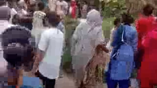 ➡️.....बागपत के ग्राम सूप में मंदिर निर्माण विवाद को लेकर 2 पक्षों के पुरुषों और महिलाओं में जमकर लाठी-डंडों से युद्ध हुआ। कपड़े फाड़ युद्ध में महिलाएं युवक युवतियां पुरुष ईंटों से पथराव में कई लोग घायल हुए है। देखे झगड़े का लाइव वीडियो...