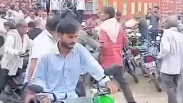 राया के सादाबाद रोड पर दो पक्षों में हुई जमकर मारपीट, वीडियो वायरल