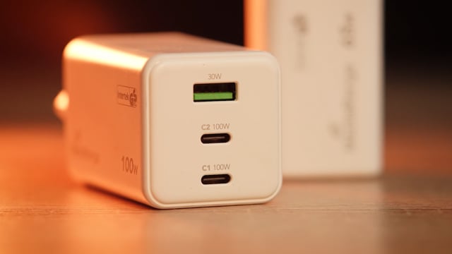 MediaRange Steckdosen-Ladegerät 100W | 3-Port 2x USB-C u. 1x USB-A, weiß