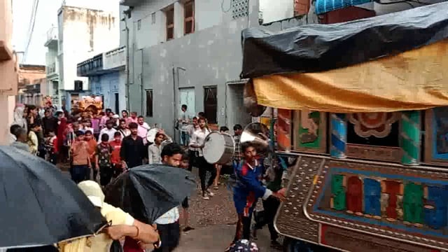 वैर  में जलझूलनी एकादशी पर निकला ठाकुर जी का डोला:फूलों से सजी पालकी में विराजमान होकर किया भ्रमण, श्रद्धालुओं ने किया स