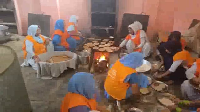 जयसिंहपुर क्षेत्र से रूहानी सत्संग आश्रम में बने सेल्टर होम में रहने वाले लोगों के लिए महिलाएं खाना बना रही है 