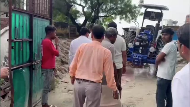 शेरगढ़ यमुना केबढ़ते जल स्तर से जन प्रतिनिधि व प्रशासनिक के आश्वासन पर ग्रामीनों ने किया सुरक्षित स्थान पर रेसक्यूँ,,