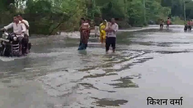यमुना जल बृद्धि को लेकर शेरगढ मार्ग बंद, निचले हिस्से में जल भराव के कारण किसानों की फ़सल चौपट, ग्रामीनों में भय व्याप्त,