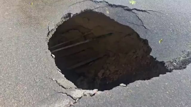 बारिश के कारण अलीपुर फ्लाईओवर ढहा, ऑटो-रिक्शा चालक घायल

नई दिल्ली — अलीपुर के पास भारतीय राष्ट्रीय राजमार्ग प्राधिकरण (एनएचएआई) द्वारा प्रबंधित एक फ्लाईओवर#politics