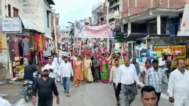 प्रधानमंत्रीमां कोगाली देने परजिलापंचायत अध्यक्ष राजेशअग्रहरि पूर्वनगरपंचायत अध्यक्षचन्द्रमादेवी केनेतृत्वमेंनिकलामार्च