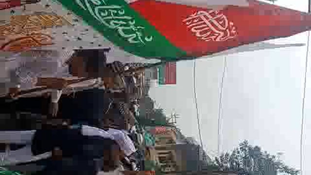 मुस्लिम भाई अपने त्यौहार का जश्न मनाते हुए विभिन्न प्रकार के झंडे दिखाई दिए 