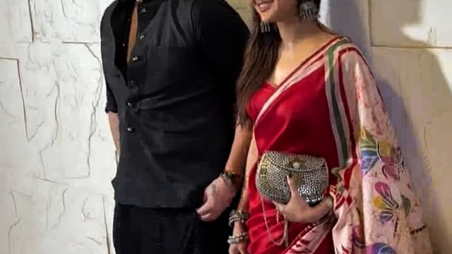 मुंबई: टेलीविजन जोड़ी जैस्मीन भसीन और एली गोनी जाने-माने निर्माता और क्रिएटिव डायरेक्टर संदीप सिकंद द्वारा आयोजित गणपति उत्सव में शामिल होकर गणेश चतुर्थी मनाते हुए देखे गए।
#politics