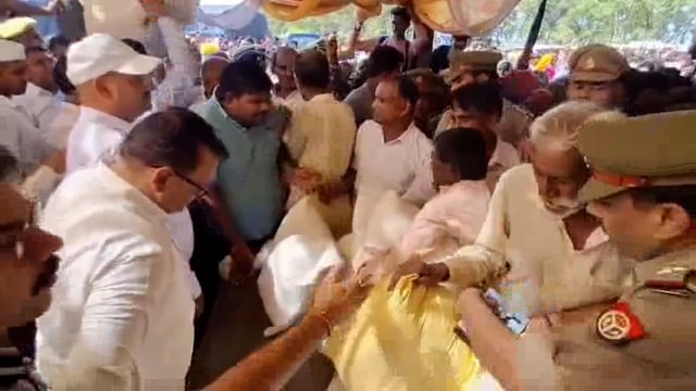 मेरठ, उत्तर प्रदेश: हस्तिनापुर से विधायक और उत्तर प्रदेश के राज्य मंत्री दिनेश खटीक को उस समय गुस्साए ग्रामीणों के विरोध का सामना करना पड़ा जब#politics