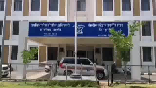 नळेगावं रोड येथे अंधारात दबा धरून बसलेल्या व्यक्तीला पोलिसांनी घेतले ताब्यात