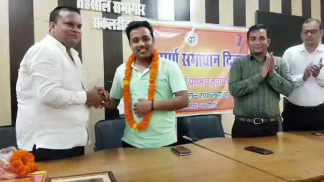 सकलडीहा तहसील ने हासिल की बड़ी उपलब्धि,व्यापार मंडल ने सम्मानित करते हुए एसडीएम तहसीलदार को खिलाई मिठाई