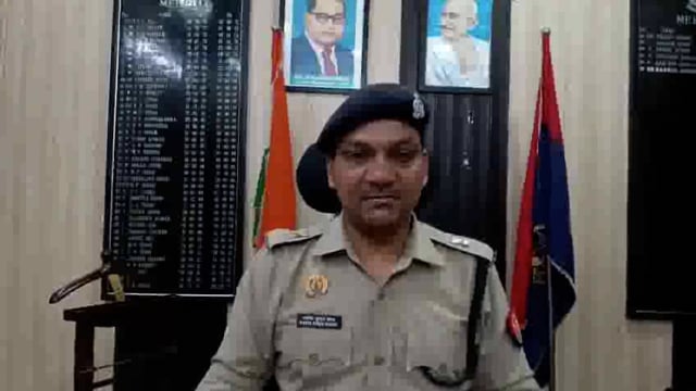 मेरठ ऑपरेशन शस्त्र” अभियान के अन्तर्गत स्वाट टीम प्रथम एवं थाना मवाना/ थाना हस्तिनापुर पुलिस की संयुक्त कार्यवाही में 03 असल्हा तस्कर अभियुक्त गिरफ्तार, जिसमें 02 अभियुक्त पुलिस मुठभेड़ में घायल, कब्जे से भारी मात्रा में अवैध शस्त्र, कारतूस व गाड़ी बरामदगी के सम्बन्ध में पुलिस अधीक्षक ग्रामीण द्वारा बाइट ।*