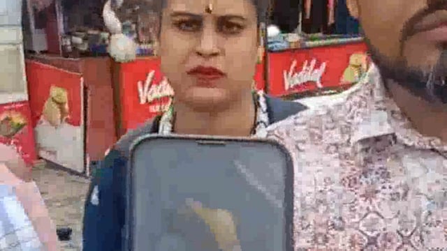 थाना जमुनापार के पानीगांव क्षेत्र में गुलशन ढावे पर श्रध्दालुओं के भोजन में निकली मरी हुई छिपकली।