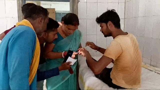 राजमिस्त्री का काम कर रहे मजदूर को बिच्छू ने काटा पीएचसी में किया गया इलाज