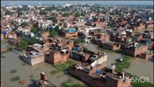 मथुरा: मथुरा में आई बाढ़ के हालात, सैकड़ों मकान डूबे पानी में...
