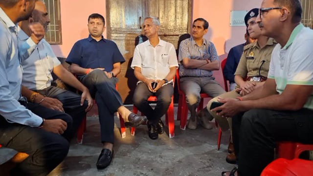 डीआईजी व मंडल आयुक्त ने किया मथुरा के बाढ़ प्रभावित राहत शिविर का निरीक्षण