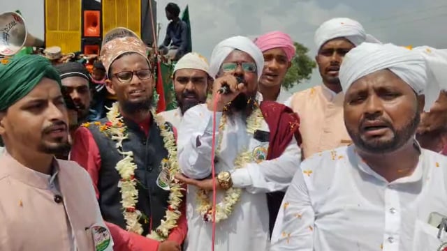 गिरनिया मोड़ में ईद मिलादुन्नबी जुलूस में उमड़ी भीड़ 