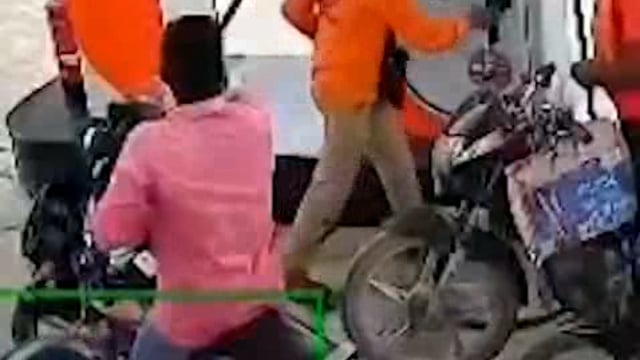 🆕 गोरखपुर ब्रेकिंग....

यूपी के गोरखपुर में एक हैरान कर देने वाला मामला सामने आया है. मुख्यमंत्री के शहर में एक युवती ने 'नो हेलमेट नो पेट्रोल' अभियान की धज्जियां उड़ा कर रख दी है. पेट्रोल भराने आई युवती और उसके साथ आया शख्‍स बगैर हेलमेट पेट्रोल लेने के लिए पेट्रोल पंप पर पहुंचे. जब सेल्‍स गर्ल ने बगैर हेलमेट पेट्रोल देने से मना तो ये युवती आग-बगूला हो गई. इसके बाद गरमा-गरम बहस के बाद युवती सेल्स गर्ल से मारपीट करने लगी.