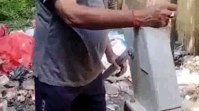 पागल कुत्ते ने मचाया आतंक,थाने में घुसकर दरोगा को काटकर किया लहूलुहान, आधा दर्जन लोग हुए घायल