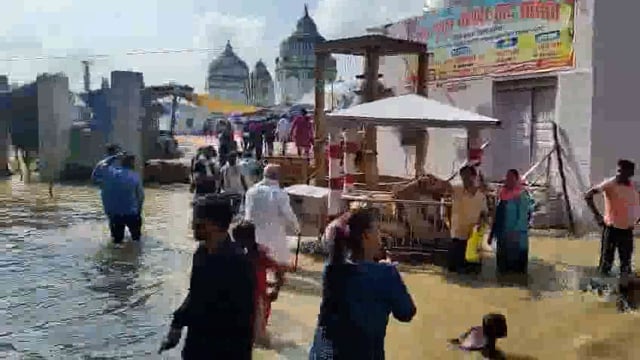 बाह बटेश्वर में मुख्य द्वारा भोलेबाबा मन्दिर पर पहुंची यमुना मैया 