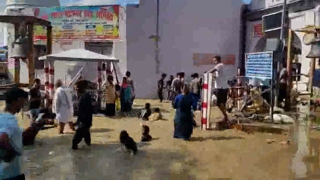 बाह बटेश्वर में मुख्य द्वारा भोलेबाबा मन्दिर पर पहुंची यमुना मैया 