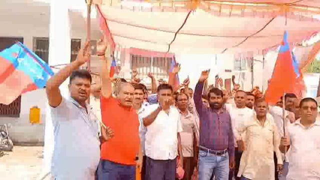 बेतिया में एम्बुलेंस कर्मियों की हड़ताल जारी, मरीज बेहाल