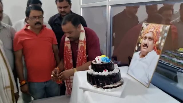 भाजपा नेताअमरेन्द्रसिंहपिण्टूके जन्मदिन परसमर्थक प्रधानसंघअध्यक्ष मुन्नासिंह प्रधानविजयपालउपाध्याय आदिलोगोंने केककाटे