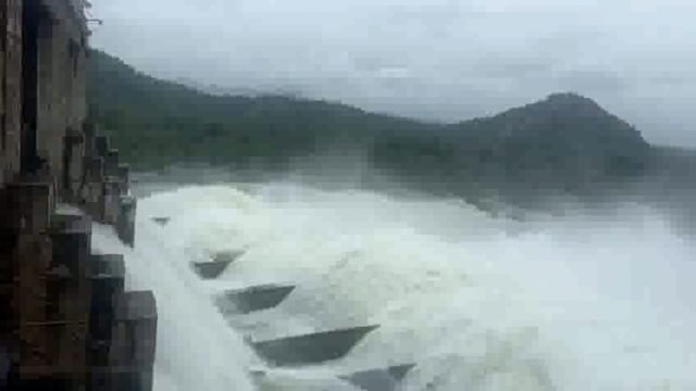 जवाई बांध के 9 गेट खुले, किसानों में खुशी, लेकिन जालोर जिले में अलर्ट

राजस्थान – जोधपुर संभाग की जीवनरेखा कहे जाने वाले जोवाई बांध के नौ गेट खोल दिए गए हैं, जिससे आसपास#politics