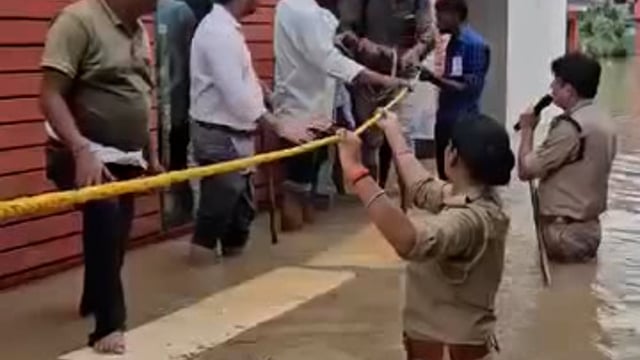 शाहजहांपुर। राजस्व और पुलिस ने खुद पानी मे खड़े होकर अभ्यार्थियों को सुरक्षित बाहर निकाला