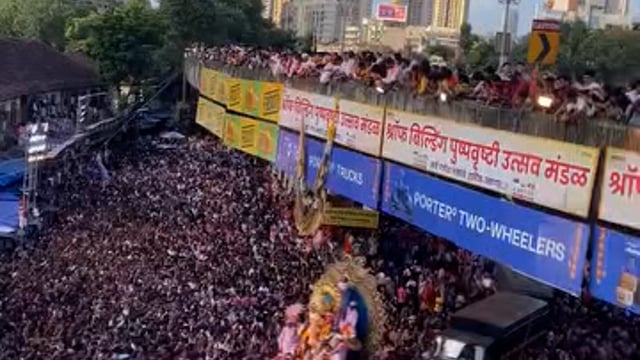 ➡️....मुंबई के लालबागचा राजा का विसर्जन हमेशा आकर्षण का केंद्र रहता है। गणेश चतुर्थी सेलिब्रेशन के समापन (6 सितंबर) पर हर साल हजारों भक्त गिरगांव चौपाटी पर अपने प्रिय ‘लालबाग राजा’ को विदा करने के लिए जुटते हैं। इस साल विसर्जन एक खास तरीके से बने, बिजली से चलने वाले राफ्ट (नाव जैसे प्लेटफॉर्म) पर होगा।