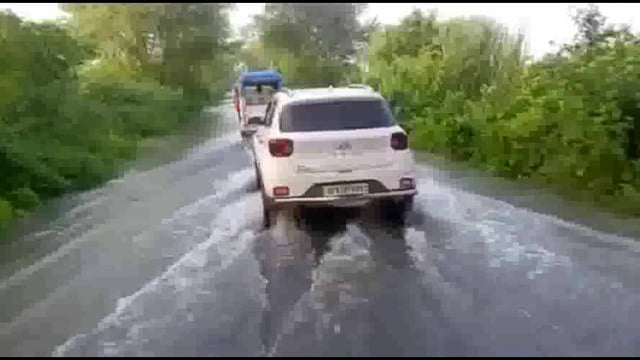 मांट पानीगांव रोड़ पर आया बाढ़ का पानी, राहगीरों के पानी के बीच से निकल रहे दो पहिया व चार पहिया वाहन।