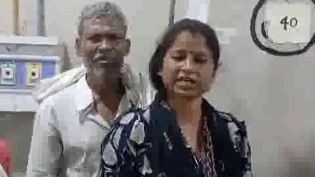 ➡️......लखीमपुर- 
डबल इंजन की सरकार में स्वास्थ्य सेवाएं बेहाल
देखिये जिला अस्पताल ओयल का हाल
सड़क दुर्घटना के बाद महिला एंबुलेंस से जिला अस्पताल पहुंची
वहां घण्टों उपचार के लिए तड़पती रही लेकिन कोई डॉक्टर देखने नहीं आया और अंततः महिला की मौत हो गई