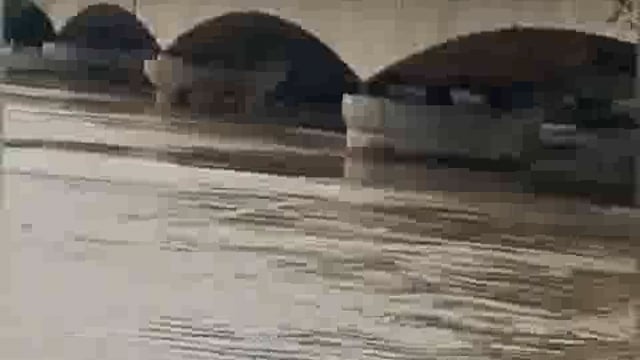 ➡️.....शामली- हरियाणा का युवक हिमांशु यमुना ब्रिज पहुंचा, 
दोस्त को लोकेशन भेजने के बाद पुल से लटका और उफनती यमुना में कूद गया, मौके पर मौत

बच्चों से कहा - वीडियो बनाने को और अपना टैबलेट दे दिया था, पूरी घटना का वीडियो उसी टैब से शूट हुआ