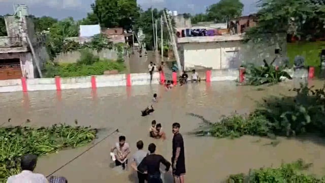मथुरा: रस्सी के सहारे बाहर निकलते ग्राम डेंगरा के निवासी, घरों में भरा पानी 