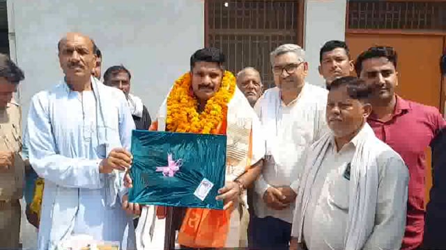 , ग्रामीनों ने स्वाफा पहना कर किया विदाई समारोह,-S, I, दीपक नागर,,