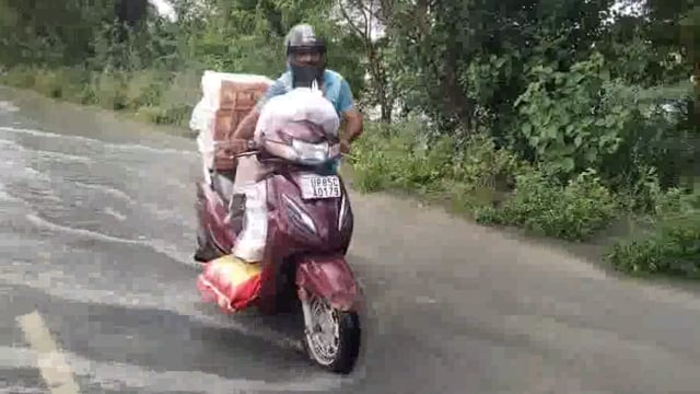 मांट पानीगांव रोड पर तेज बहाव से बह रहा यमुना का पानी, जान जोखिम में डालकर गुजर रहे राहगीर, पुलिस ने नहीं की बैरिकेडिंग।