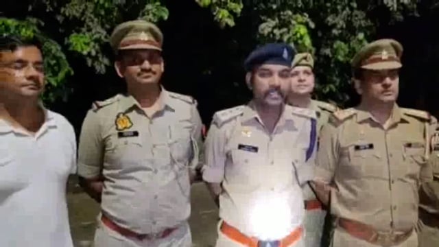 गाजियाबाद: गाजियाबाद पुलिस ने एक महत्वपूर्ण सफलता हासिल करते हुए, 25 अगस्त को राजनगर इलाके में हुई एक हिंसक डकैती के सिलसिले में एक संक्षिप्त मुठभेड़ के बाद तीन कुख्यात आरोपियों को गिरफ्तार कर लिया।

पुलिस#politics